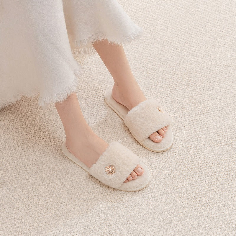 Plush Daisy-Embellished Home Slippers