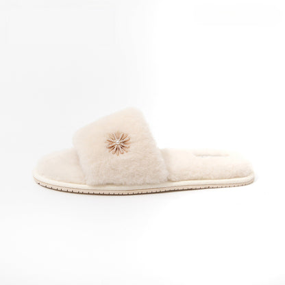 Plush Daisy-Embellished Home Slippers