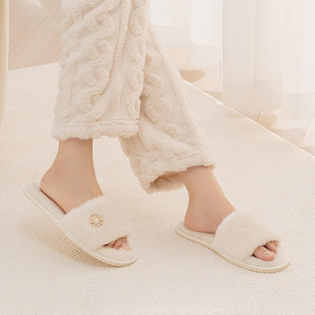Plush Daisy-Embellished Home Slippers
